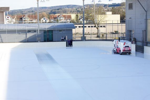 Die Eismaschine auf dem Aussenfeld der Kunsteisbahn am reinigen des Eises.