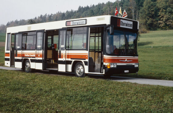 Stadtbus bei der Fahrt durch die schweizer Landschaft im Jahr 1986
