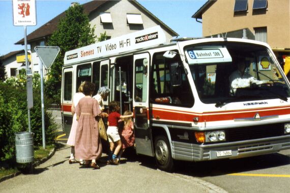 Stadtbus von 1981 in den Fahrgäste an einer Haltestelle einsteigen