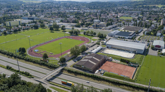 Die Sportanlage Kleine Allmend von oben mit der Tennisschule und der Kunsteisbahn Frauenfeld.