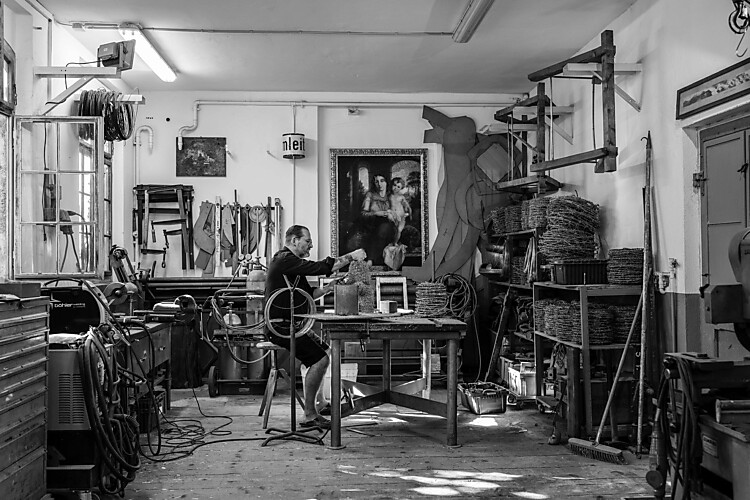 Der Pfyner Künstler Alex Meszmer in seinem Atelier als schwarz-weiss Bild